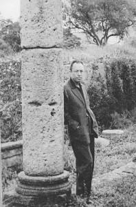 Camus a Tipasa (Algèria). "Migdia, l'ombra més curta, llum esclatant, convidant a la lucidesa, a fer taula rasa de les il·lusions, ombres de l'esperit"