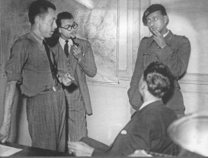 Camus a la redacció de COMBAT (21.9.1944), amb uniforme, André Malraux